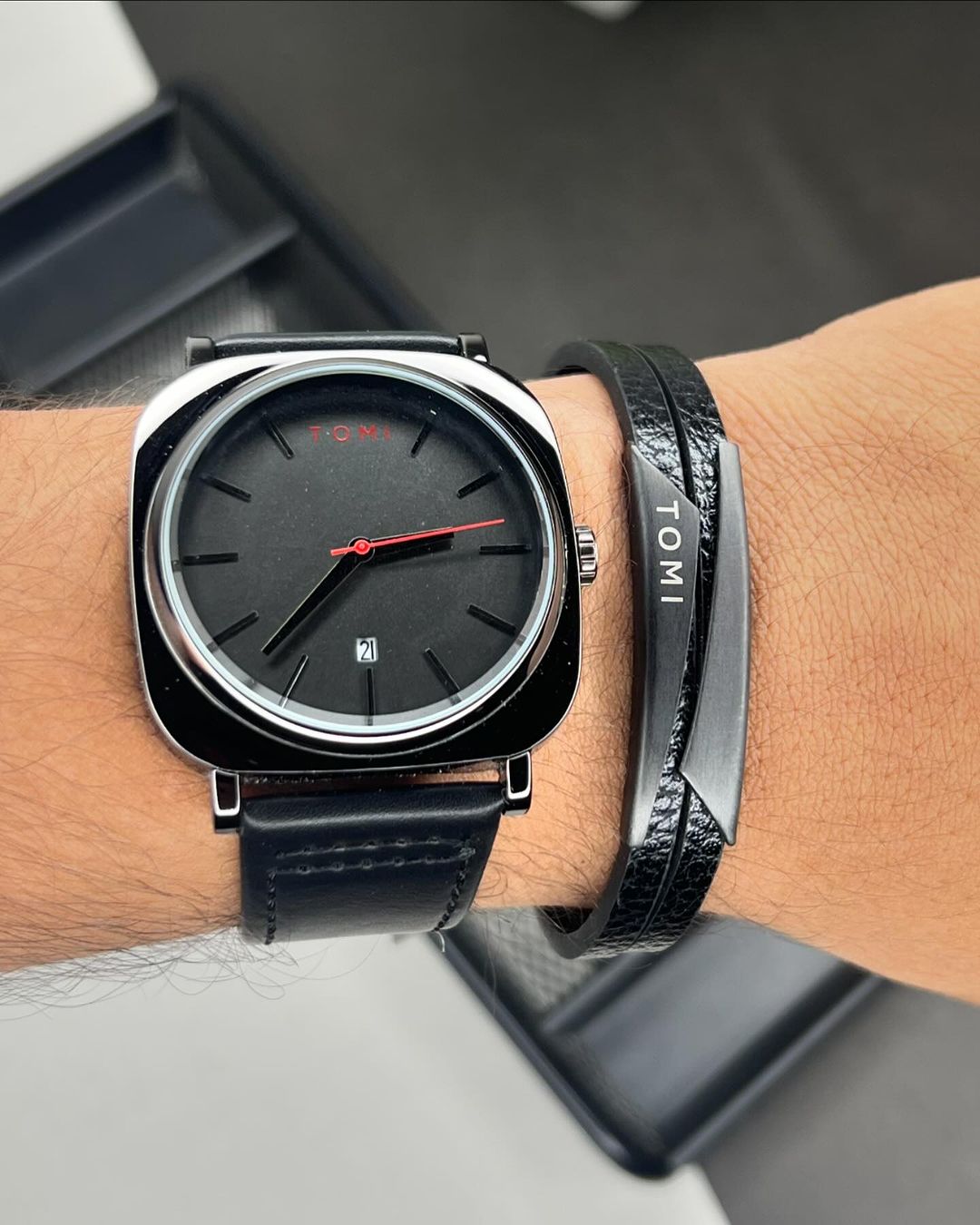 TOMI T-084 Business Watch With Bracelet